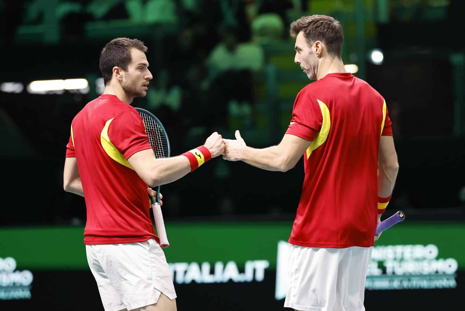 Los españoles Marcel Granollers y Pedro Martínez durante el partido ante Tomas Machac y Jakub Mensik, de República Checa, este jueves en Bolonia. EFE/EPA/ELISABETTA BARACCHI