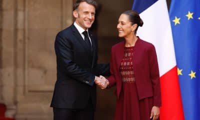 La presidenta de México, Claudia Sheinbaum (d), saluda al presidente de Francia, Emmanuel Macron, este viernes a su llegada a una visita de trabajo en la Ciudad de México (México). EFE/Sáshenka Gutiérrez