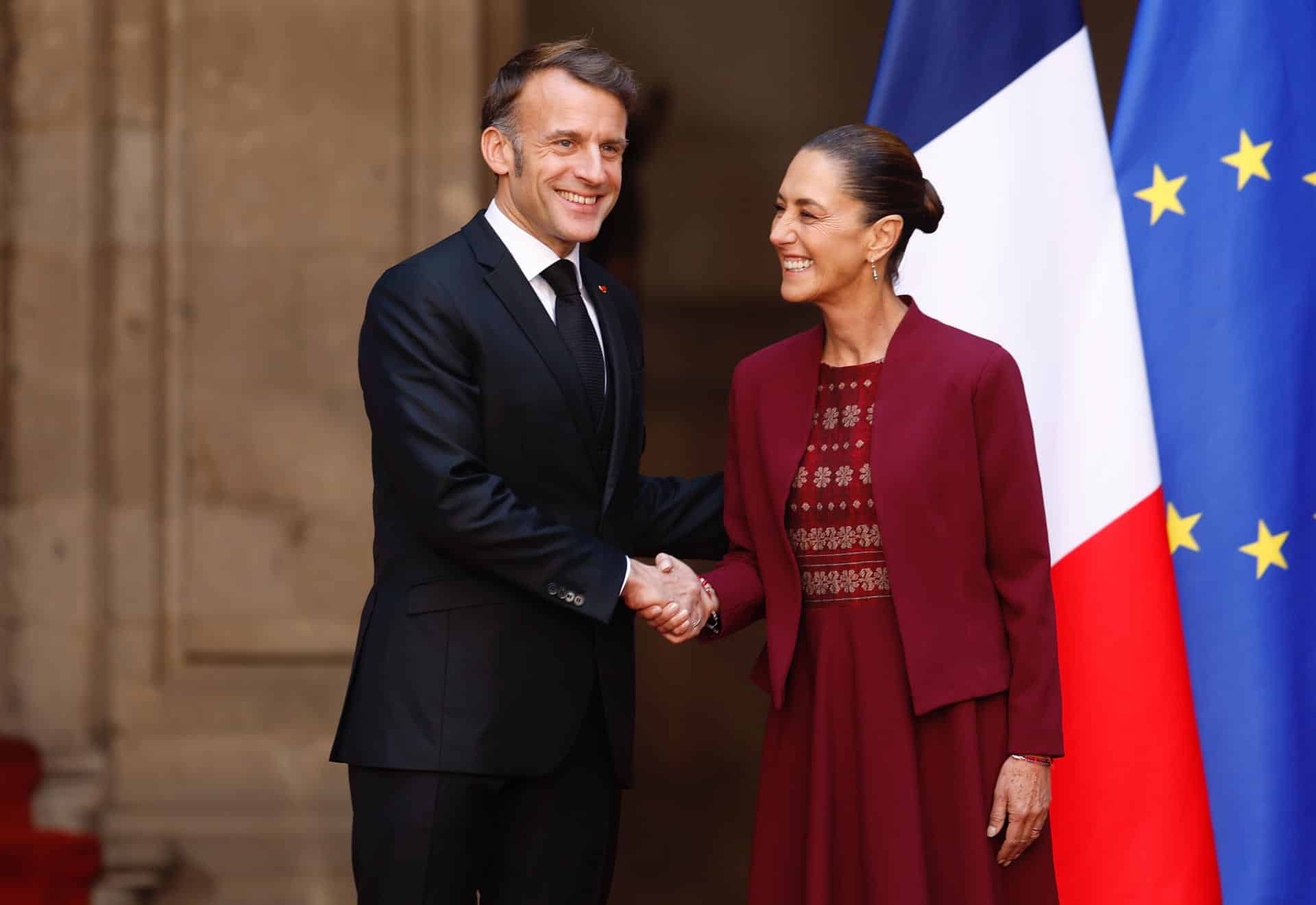 La presidenta de México, Claudia Sheinbaum (d), saluda al presidente de Francia, Emmanuel Macron, este viernes a su llegada a una visita de trabajo en la Ciudad de México (México). EFE/Sáshenka Gutiérrez