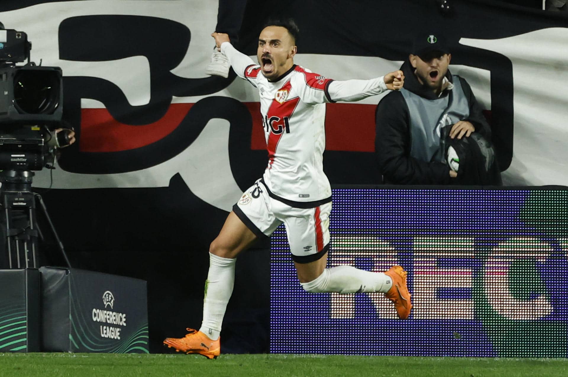 Álvaro García celebra su gol, tercero del equipo madrileño, durante el partido de Liga Conferencia que Rayo Vallecano y Lech Poznan EFE/ Juanjo Martín