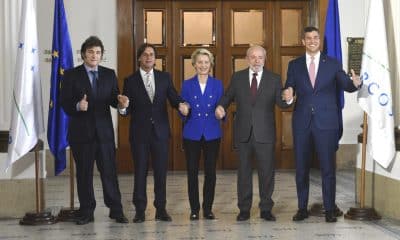 Fotografía de archivo del 06 de diciembre de 2024 que muestra a los presidentes de Argentina, Javier Milei (i); Uruguay, Luis Lacalle Pou (2-i); la presidenta de la Comisión Europea, Ursula von der Leyen (c); y los presidentes de Brasil, Luiz Inácio Lula da Silva (2-d), y de Paraguay, Santiago Peña (d), posando en la sede del Mercosur, en Montevideo (Uruguay). A un año de que el Mercosur y la Unión Europea (UE) anunciaran el acuerdo final del histórico pacto comercial, la firma definitiva sigue pendiente por los retrasos europeos, aunque Lula, aseguró que se realizará el 20 de diciembre en Brasilia. EFE/ Sofía Torres