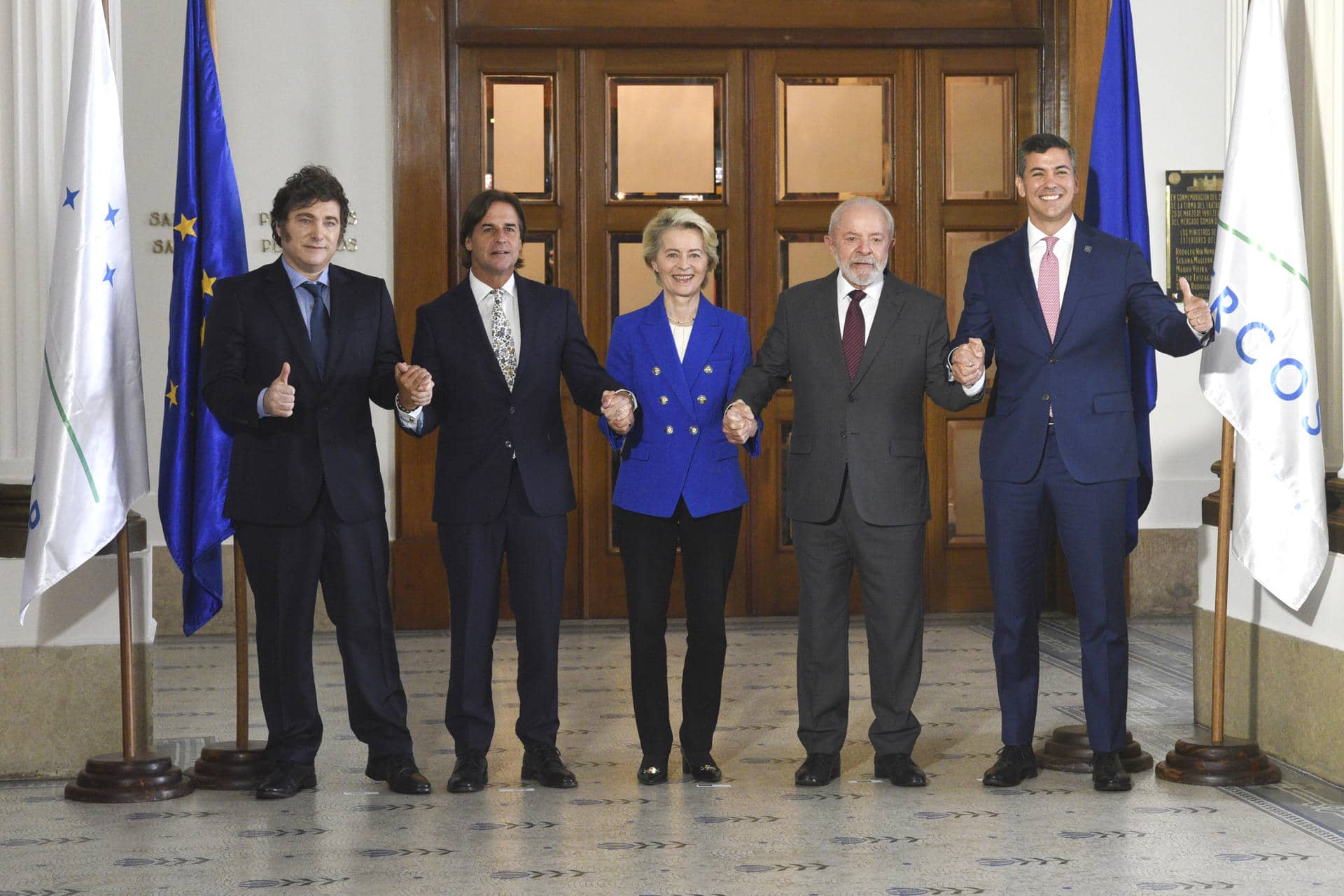 Fotografía de archivo del 06 de diciembre de 2024 que muestra a los presidentes de Argentina, Javier Milei (i); Uruguay, Luis Lacalle Pou (2-i); la presidenta de la Comisión Europea, Ursula von der Leyen (c); y los presidentes de Brasil, Luiz Inácio Lula da Silva (2-d), y de Paraguay, Santiago Peña (d), posando en la sede del Mercosur, en Montevideo (Uruguay). A un año de que el Mercosur y la Unión Europea (UE) anunciaran el acuerdo final del histórico pacto comercial, la firma definitiva sigue pendiente por los retrasos europeos, aunque Lula, aseguró que se realizará el 20 de diciembre en Brasilia. EFE/ Sofía Torres