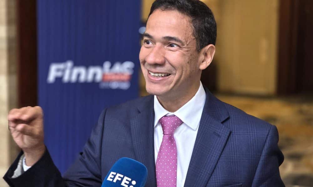 El jefe de la división de Conectividad Mercados y Finanzas del Banco Interamericano de Desarrollo (BID), Anderson Caputo, habla durante una entrevista con EFE durante el foro FinnLaC 2025 este martes, en Miami (EE.UU.) EFE/ Alberto Boal