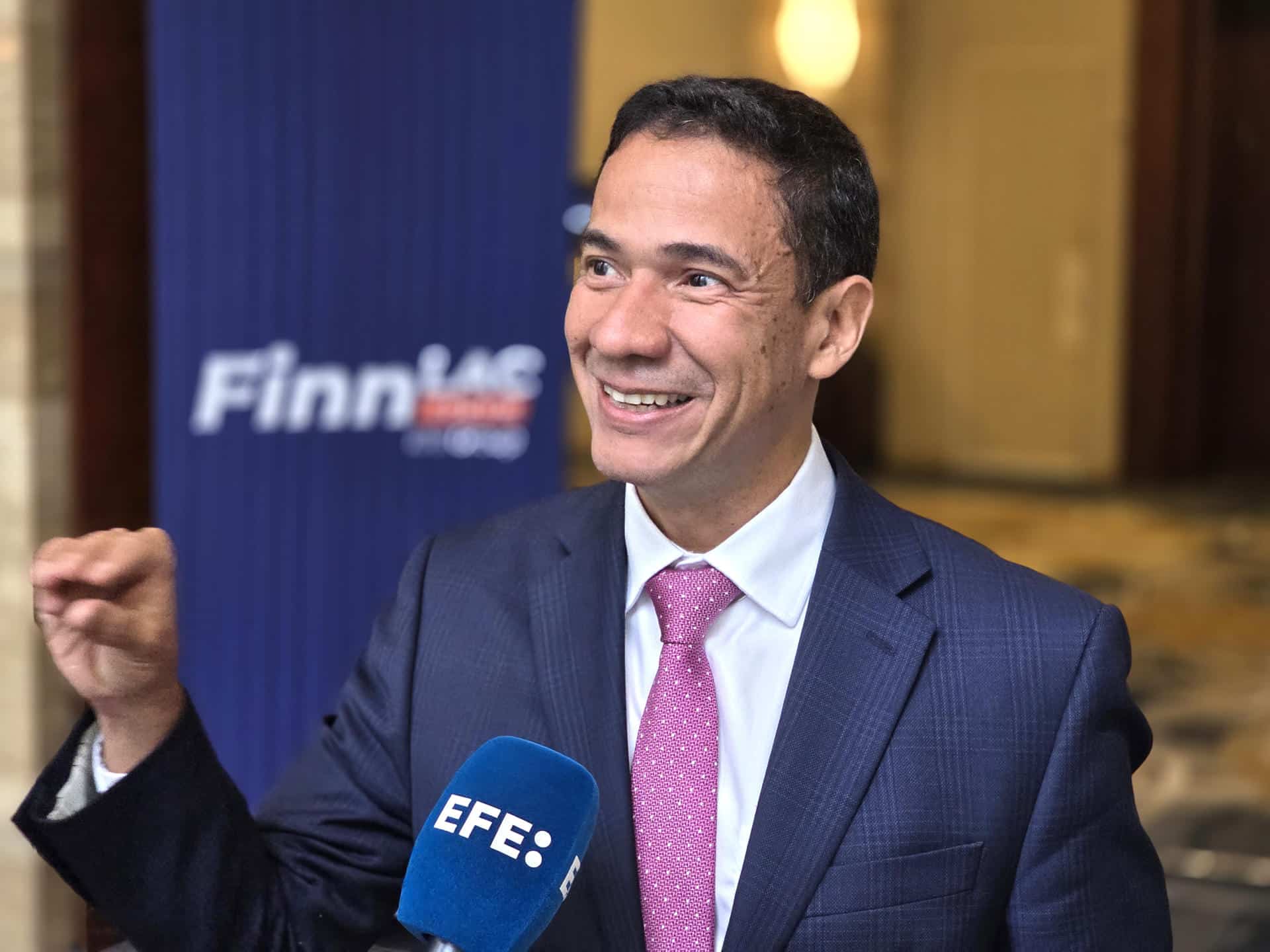 El jefe de la división de Conectividad Mercados y Finanzas del Banco Interamericano de Desarrollo (BID), Anderson Caputo, habla durante una entrevista con EFE durante el foro FinnLaC 2025 este martes, en Miami (EE.UU.) EFE/ Alberto Boal