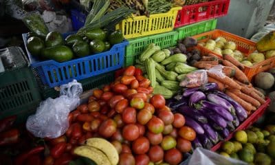 Vista hoy de un puesto de venta de frutas y vegetales, en un mercado de Ciudad de México. Imagen de archivo. EFE/ Bienvenido Velasco