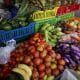 Vista hoy de un puesto de venta de frutas y vegetales, en un mercado de Ciudad de México. Imagen de archivo. EFE/ Bienvenido Velasco