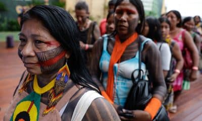 Indígenas llegan a la Cumbre de los Pueblos en la COP30 este lunes, en Belém (Brasil). EFE/Fraga Alves