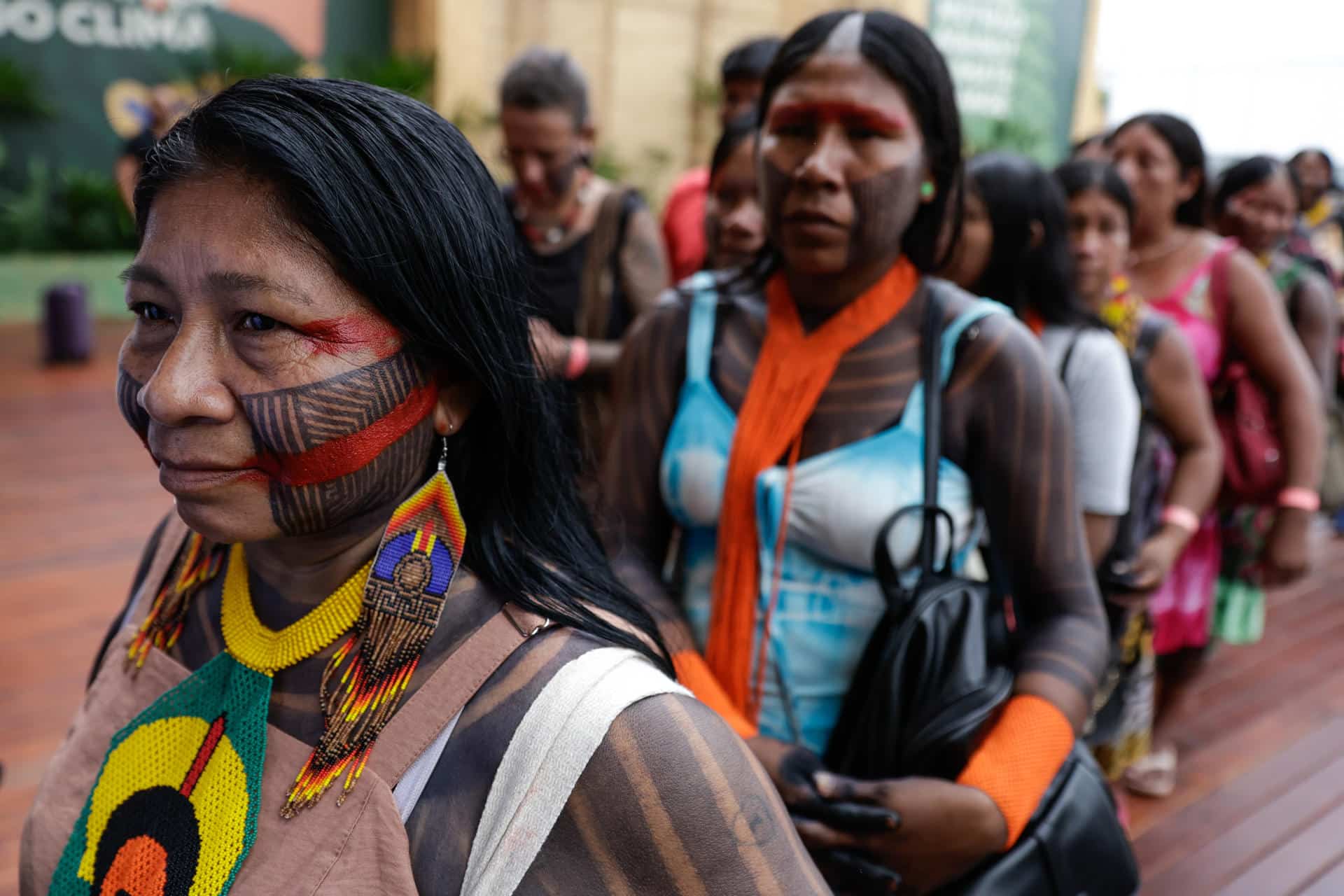 Indígenas llegan a la Cumbre de los Pueblos en la COP30 este lunes, en Belém (Brasil). EFE/Fraga Alves