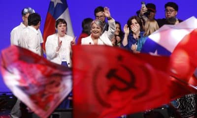 La candidata a la Presidencia de Chile por el partido Unidad por Chile, Jeannette Jara (c), saluda a seguidores tras conocer los resultados de las elecciones este domingo, en Santiago (Chile).EFE/ Elvis Gonzalez