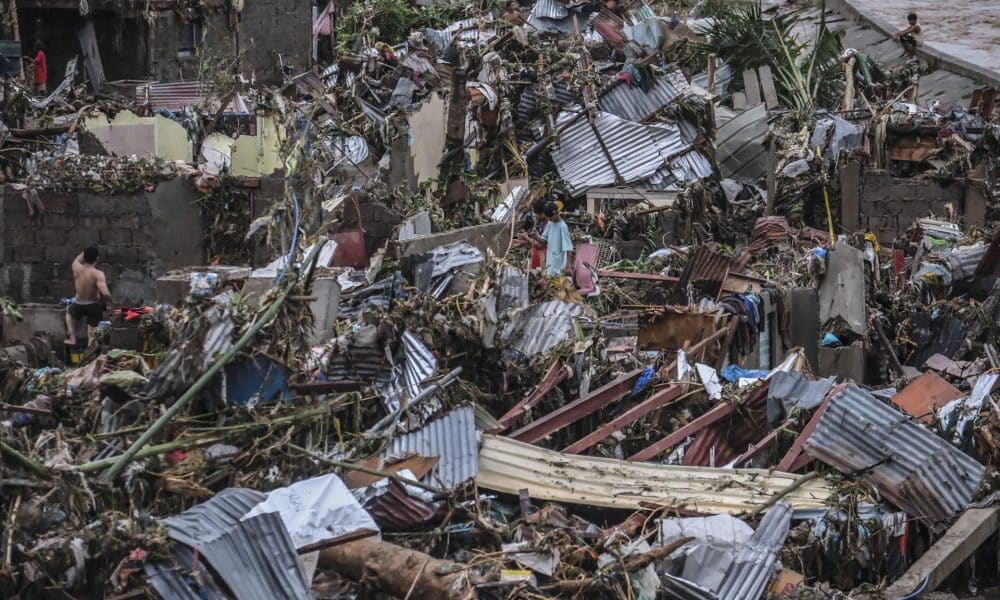 FOTODELDÍA CEBÚ (Filipinas), 04/11/2025.- Residentes inspeccionan los daños tras el paso del tifón Kalmaegi en la ciudad de Talisay, provincia de Cebú, Filipinas, este martes. El tifón Kalmaegi azotó la región de Visayas, en el centro de Filipinas, este martes, causando inundaciones, cortes de luz y daños materiales. EFE/ Juanito Espinosa