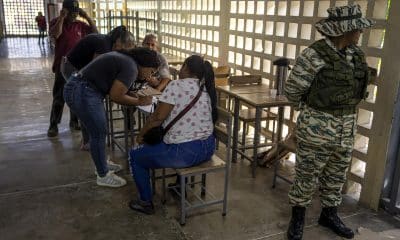 Un grupo de personas participa en una consulta popular este domingo, en Caracas (Venezuela). EFE/ Miguel Gutiérrez