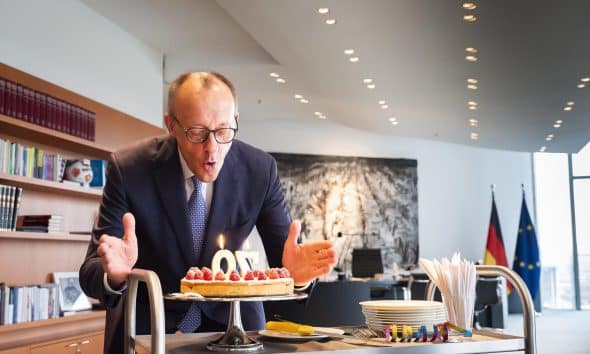 Una fotografía distribuida por el gobierno alemán muestra al canciller Friedrich Merz recibiendo un pastel de cumpleaños en su oficina con motivo de su 70 cumpleaños, en Berlín, Alemania, el 11 de noviembre de 2025. (Alemania)EFE/EPA/Steffen Kugler HANDOUT HANDOUT EDITORIAL USE ONLY/NO SALES