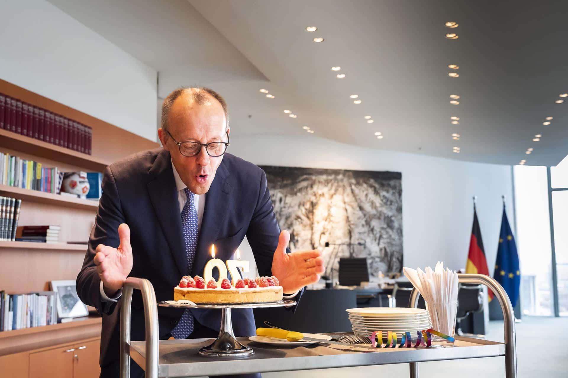 Una fotografía distribuida por el gobierno alemán muestra al canciller Friedrich Merz recibiendo un pastel de cumpleaños en su oficina con motivo de su 70 cumpleaños, en Berlín, Alemania, el 11 de noviembre de 2025. (Alemania)EFE/EPA/Steffen Kugler HANDOUT HANDOUT EDITORIAL USE ONLY/NO SALES