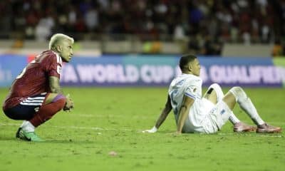 El jugador costarricense Francisco Calvo (i) y el hondureño Kervin Arriaga yacen desconsolados la noche del 18 de noviembre tras el partido que eliminó a sus países del Mundial de 2026. EFE/ ﻿﻿Jeffrey Arguedas