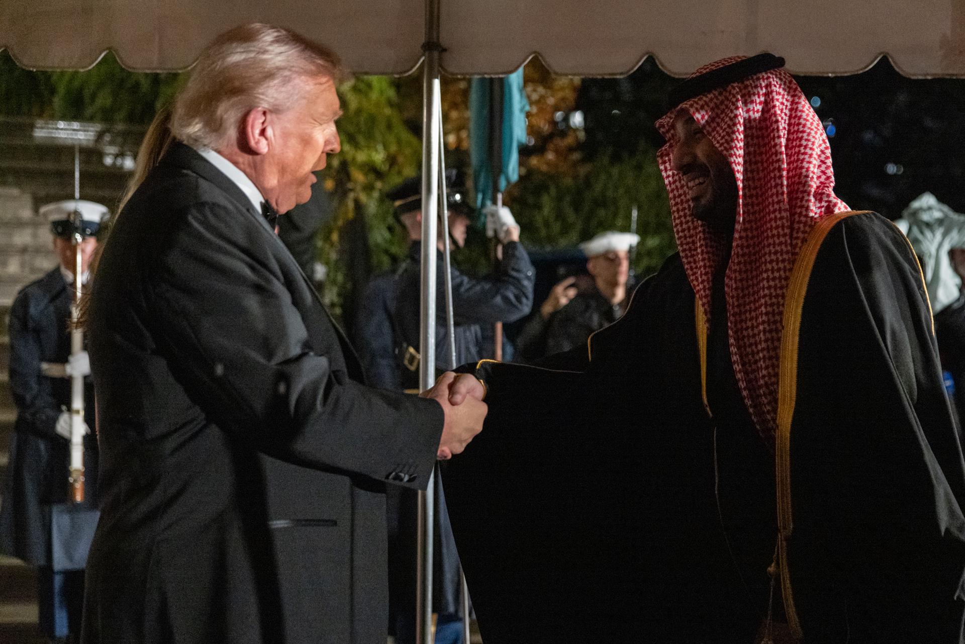 Imagen de 19 de noviembre de 2025 del presidente de Estados Unidos, Donald Trump, y el príncipe heredero saudí, Mohamed bin Salmán.EFE/EPA/ANNA ROSE LAYDEN / POOL