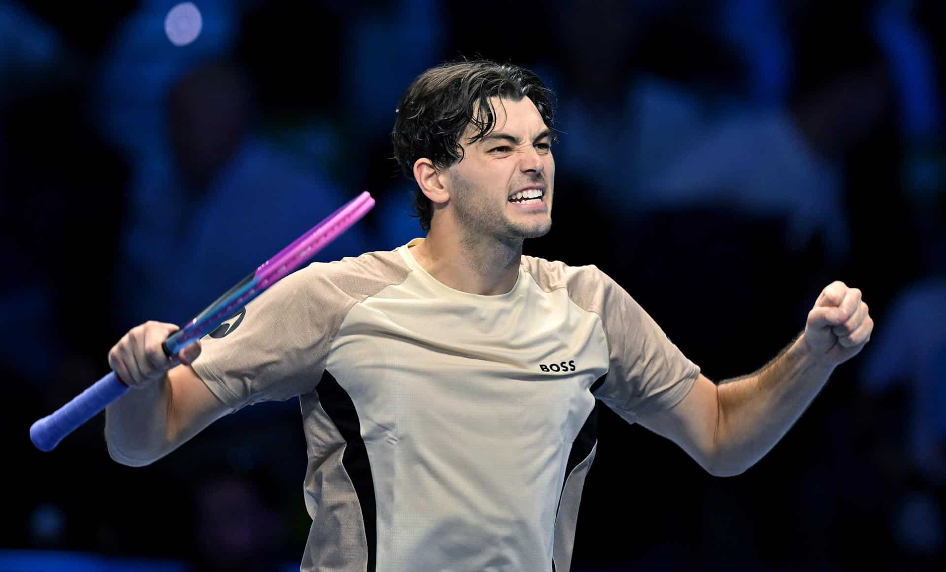 El estadounidense Taylor Fritz celebra su victoria ante el italiano Lorenzo Musetti por 6-3 y 6-4 en las Finales ATP. EFE/EPA/Alessandro Di Marco