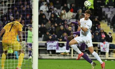 Filipe Relvas (d), del AEK Atenas, en acción contra Moise Kean, del Fiorentina, durante el partido de Liga Conferencia disputado este jueves. EFE/ CLAUDIO GIOVANNINI