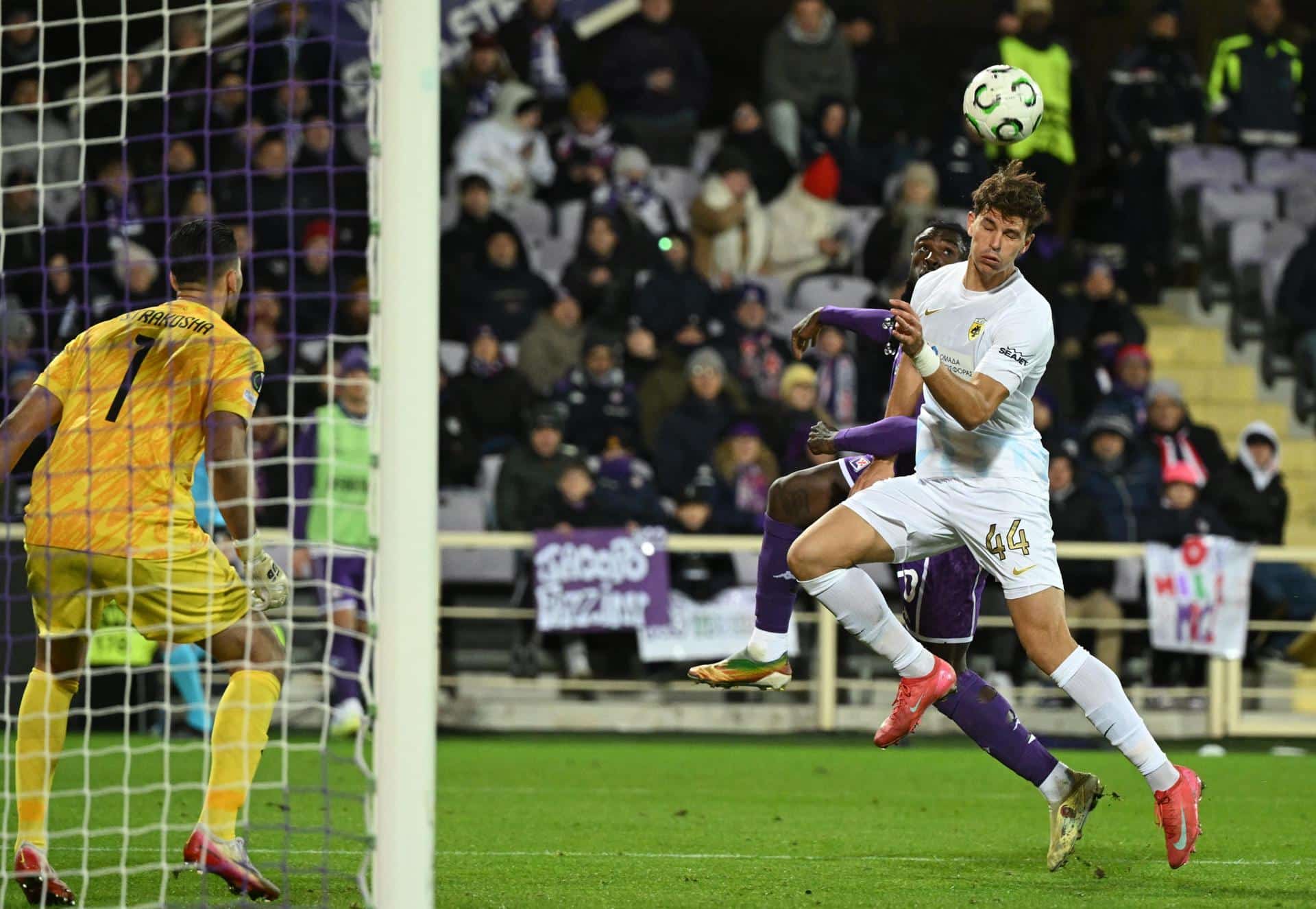 Filipe Relvas (d), del AEK Atenas, en acción contra Moise Kean, del Fiorentina, durante el partido de Liga Conferencia disputado este jueves. EFE/ CLAUDIO GIOVANNINI