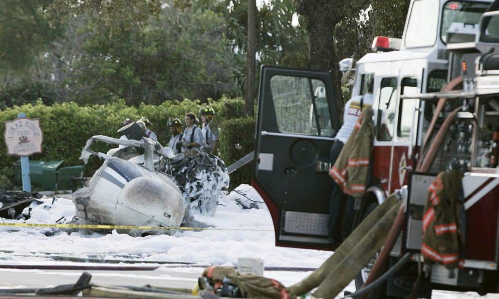 Bomberos trabajan en el lugar donde se estrelló un avión en Florida, Estados Unidos. Imagen de archivo. EFE/Ben Fisher