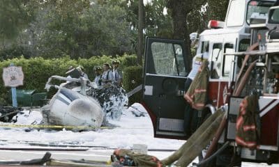 Bomberos trabajan en el lugar donde se estrelló un avión en Florida, Estados Unidos. Imagen de archivo. EFE/Ben Fisher