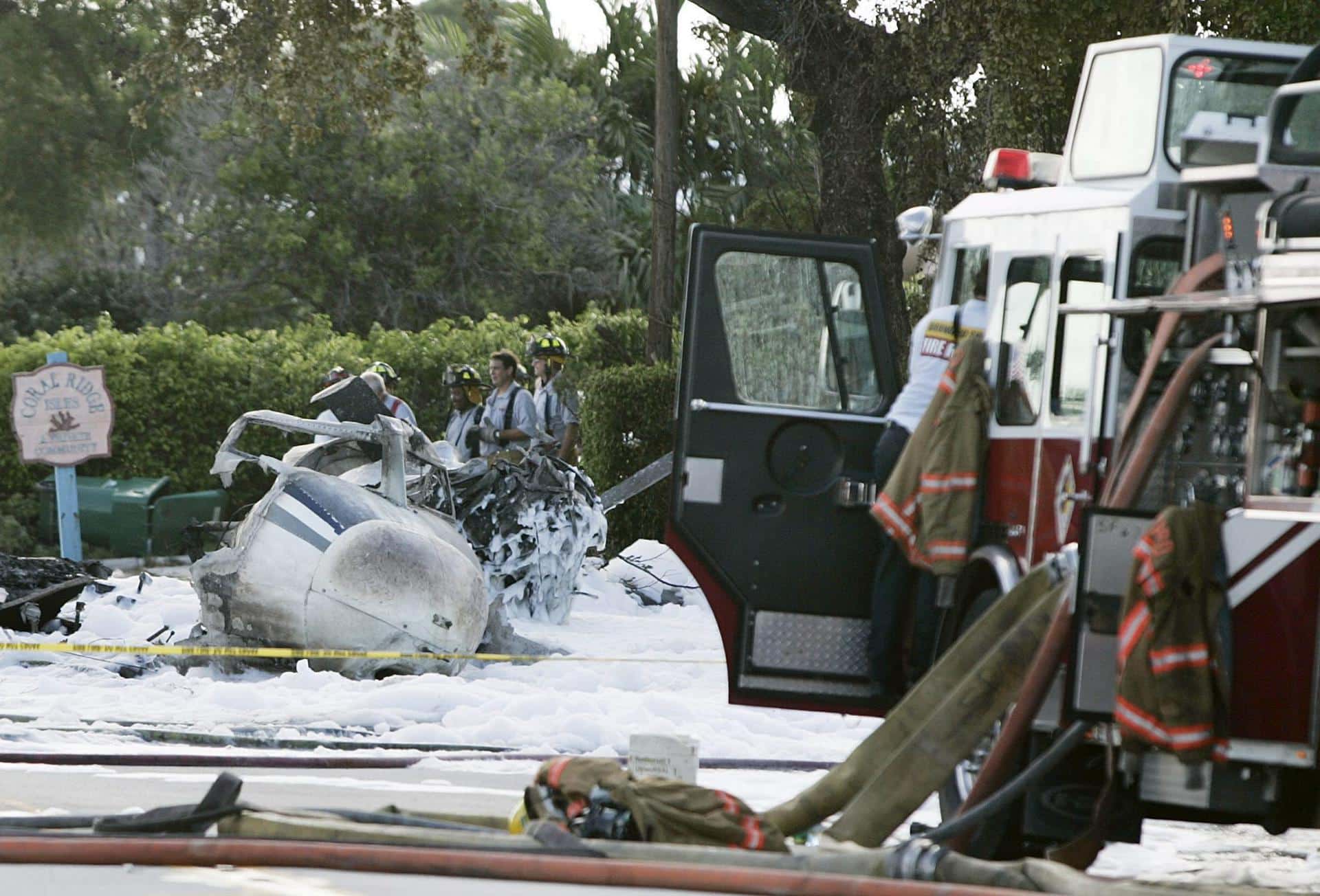 Bomberos trabajan en el lugar donde se estrelló un avión en Florida, Estados Unidos. Imagen de archivo. EFE/Ben Fisher