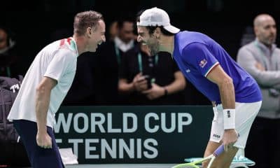 El italiano Matteo Berrettini celebra con Filippo Volandri la victoria en su partido contra el austríaco Jurij Rodionov, correspondiente a la Final a 8 de la Copa Davis de tenis, que se disputa en Bolonia (Italia). EFE/ ELISABETTA BARACCHI