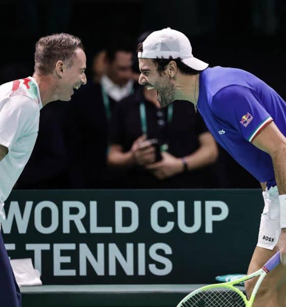 El italiano Matteo Berrettini celebra con Filippo Volandri la victoria en su partido contra el austríaco Jurij Rodionov, correspondiente a la Final a 8 de la Copa Davis de tenis, que se disputa en Bolonia (Italia). EFE/ ELISABETTA BARACCHI