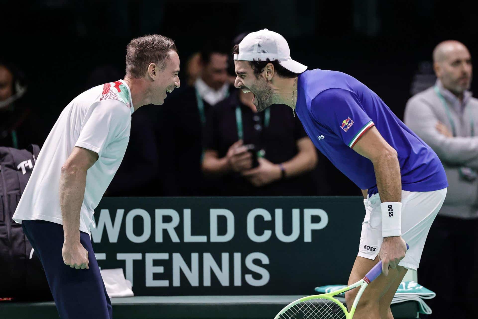 El italiano Matteo Berrettini celebra con Filippo Volandri la victoria en su partido contra el austríaco Jurij Rodionov, correspondiente a la Final a 8 de la Copa Davis de tenis, que se disputa en Bolonia (Italia). EFE/ ELISABETTA BARACCHI