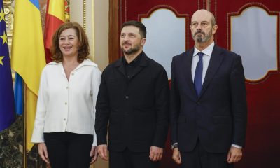 La presidenta del Congreso, Francina Armengol (i), y el presidente del Senado, Pedro Rollán (d), reciben al presidente de Ucrania, Volodímir Zelenski (c), en el Salón de los Pasos Perdidos en el Congreso de los Diputados en Madrid, este martes. EFE/ Javier Lizon