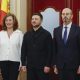 La presidenta del Congreso, Francina Armengol (i), y el presidente del Senado, Pedro Rollán (d), reciben al presidente de Ucrania, Volodímir Zelenski (c), en el Salón de los Pasos Perdidos en el Congreso de los Diputados en Madrid, este martes. EFE/ Javier Lizon