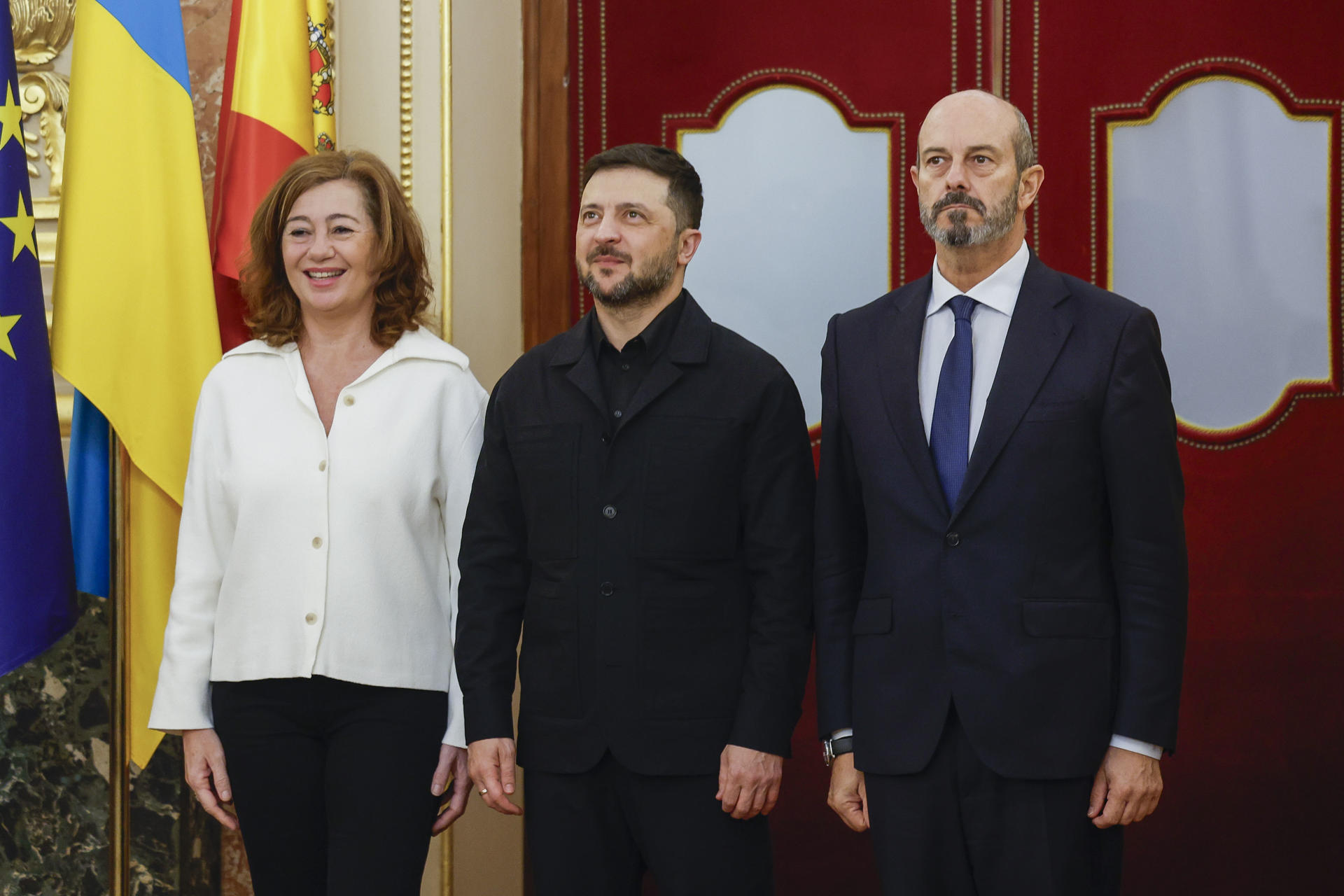 La presidenta del Congreso, Francina Armengol (i), y el presidente del Senado, Pedro Rollán (d), reciben al presidente de Ucrania, Volodímir Zelenski (c), en el Salón de los Pasos Perdidos en el Congreso de los Diputados en Madrid, este martes. EFE/ Javier Lizon