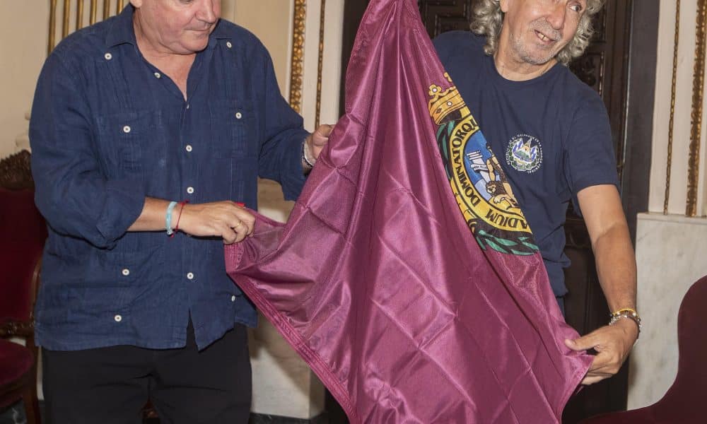 Fotografía tomada en 2022 al presidente del Cádiz, Manuel Vizcaíno, (i) y al exfutbolista salvadoreño Jorge 'Mágico' González, quien se tornó ídolo del club español. EFE/ Román Ríos