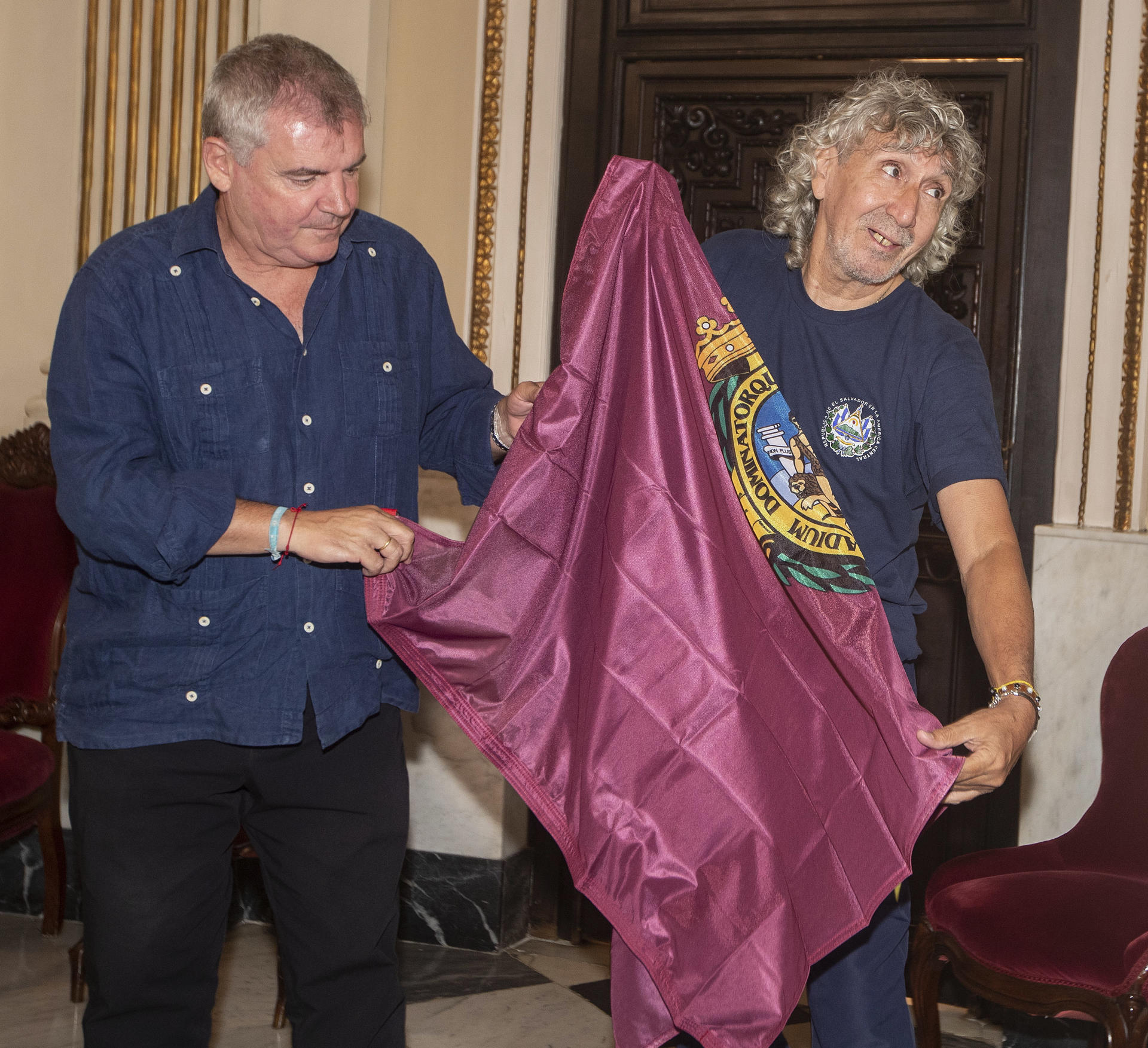 Fotografía tomada en 2022 al presidente del Cádiz, Manuel Vizcaíno, (i) y al exfutbolista salvadoreño Jorge 'Mágico' González, quien se tornó ídolo del club español. EFE/ Román Ríos