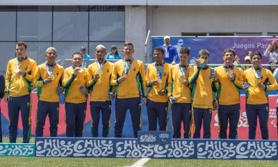Paratletas de Brasil posan con la medalla de oro del fútbol para ciegos de los Juegos Parapanamericanos Juveniles Chile 2025. EFE/Instituto Nacional de Deportes De Chile/SOLO USO EDITORIAL/NO VENTAS/SOLO DISPONIBLE PARA ILUSTRAR LA NOTICIA QUE ACOMPAÑA (CRÉDITO OBLIGATORIO)
