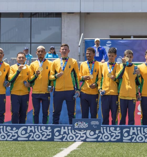 Paratletas de Brasil posan con la medalla de oro del fútbol para ciegos de los Juegos Parapanamericanos Juveniles Chile 2025. EFE/Instituto Nacional de Deportes De Chile/SOLO USO EDITORIAL/NO VENTAS/SOLO DISPONIBLE PARA ILUSTRAR LA NOTICIA QUE ACOMPAÑA (CRÉDITO OBLIGATORIO)