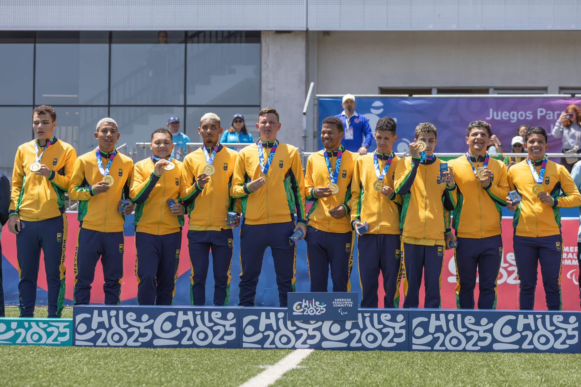 Paratletas de Brasil posan con la medalla de oro del fútbol para ciegos de los Juegos Parapanamericanos Juveniles Chile 2025. EFE/Instituto Nacional de Deportes De Chile/SOLO USO EDITORIAL/NO VENTAS/SOLO DISPONIBLE PARA ILUSTRAR LA NOTICIA QUE ACOMPAÑA (CRÉDITO OBLIGATORIO)
