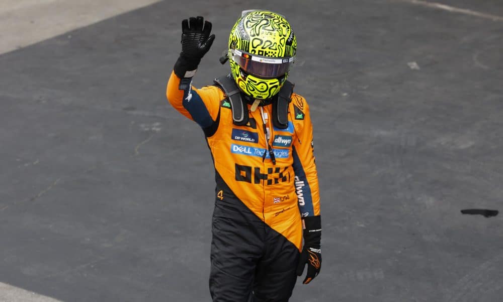 El británico Lando Norris de McLaren celebra este sábado, durante las clasificaciones del Gran Premio de Formula Uno de Sao Paulo 2025 en el circuito de Interlagos, en Sao Paulo (Brasil). EFE/ Sebastiao Moreira
