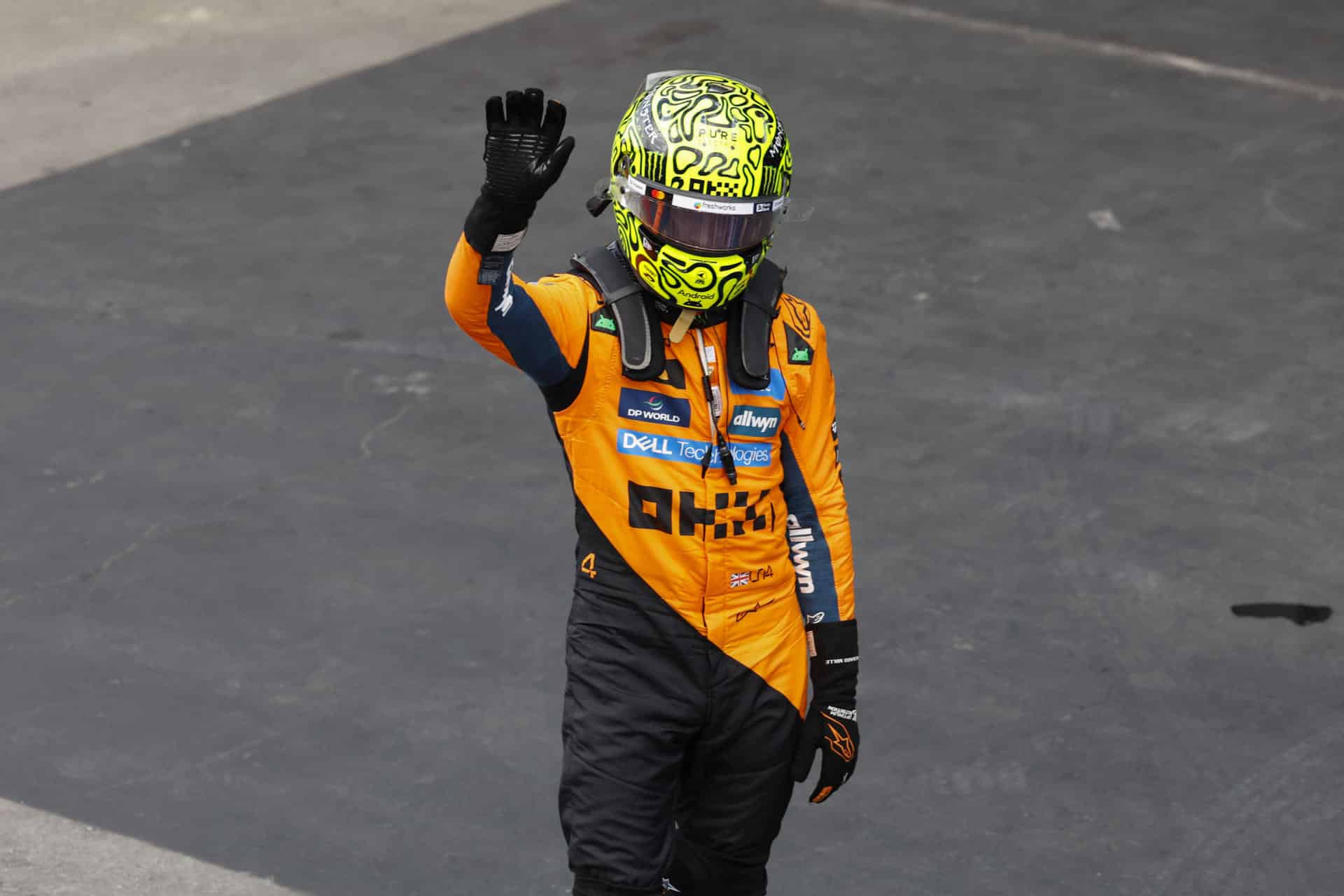El británico Lando Norris de McLaren celebra este sábado, durante las clasificaciones del Gran Premio de Formula Uno de Sao Paulo 2025 en el circuito de Interlagos, en Sao Paulo (Brasil). EFE/ Sebastiao Moreira