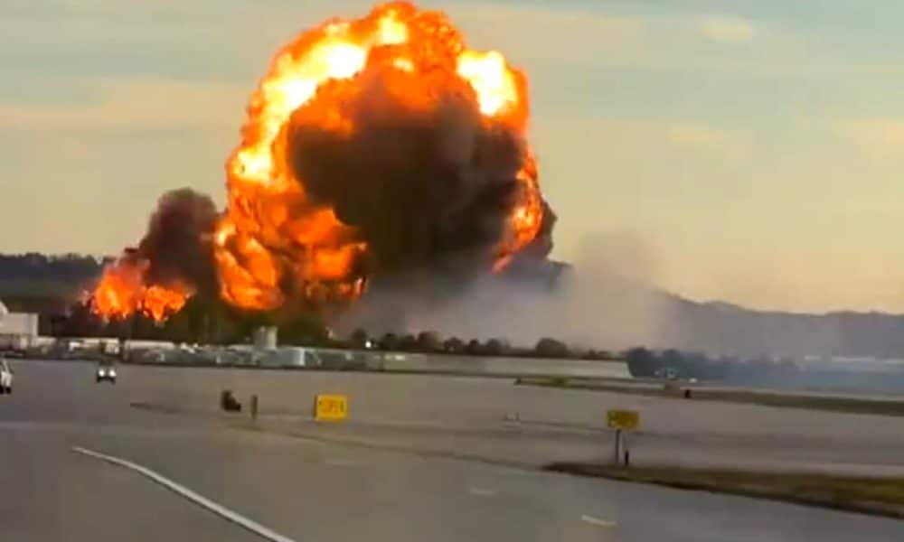 Captura de video tomada de un rastreo en redes sociales que muestra el momento de la explosión de un avión de la empresa de carga UPS, el pasado 4 de noviembre, en el aeropuerto internacional Muhammad Ali, en Louisville (Kentucky, EE.UU). EFE/Rastreo de Redes