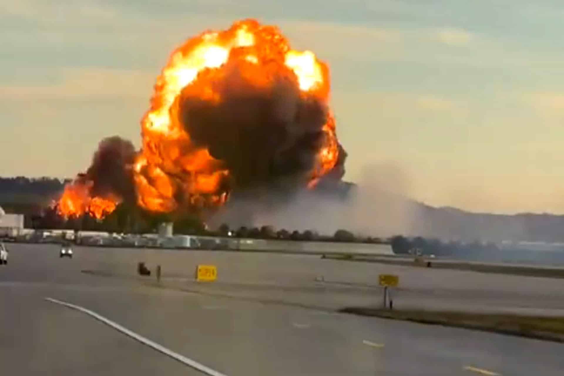 Captura de video tomada de un rastreo en redes sociales que muestra el momento de la explosión de un avión de la empresa de carga UPS, el pasado 4 de noviembre, en el aeropuerto internacional Muhammad Ali, en Louisville (Kentucky, EE.UU). EFE/Rastreo de Redes
