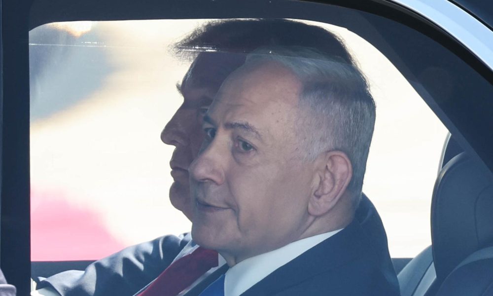 Imagen de archivo del presidente de los Estados Unidos, Donald Trump, y el primer ministro de Israel, Benjamín Netanyahu, en un coche oficial. EFE/EPA/ABIR SULTAN