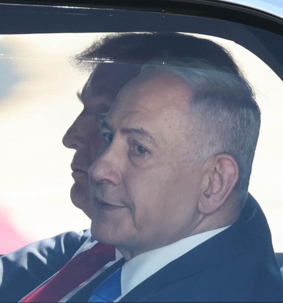 Imagen de archivo del presidente de los Estados Unidos, Donald Trump, y el primer ministro de Israel, Benjamín Netanyahu, en un coche oficial. EFE/EPA/ABIR SULTAN