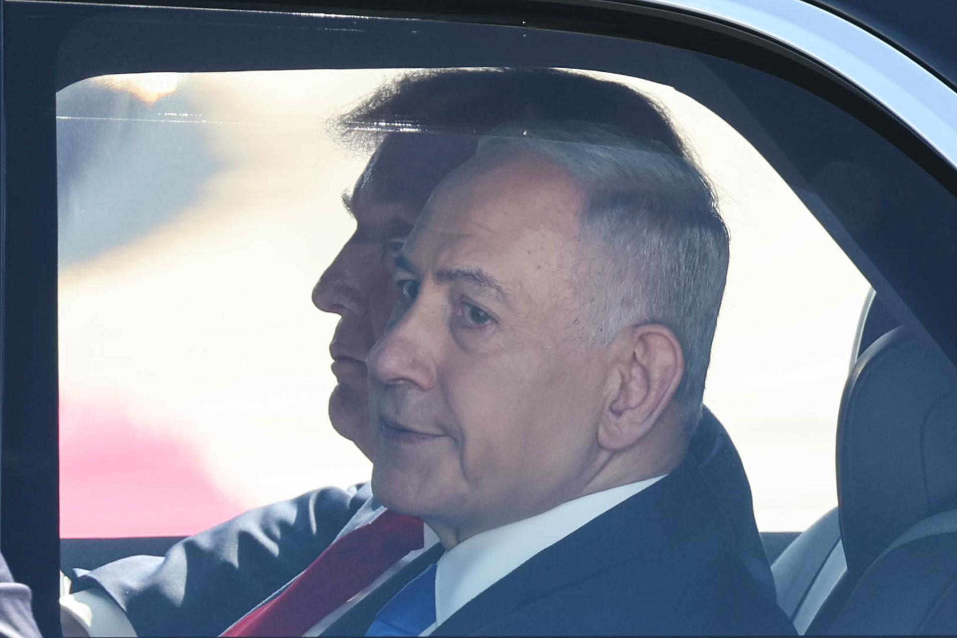 Imagen de archivo del presidente de los Estados Unidos, Donald Trump, y el primer ministro de Israel, Benjamín Netanyahu, en un coche oficial. EFE/EPA/ABIR SULTAN