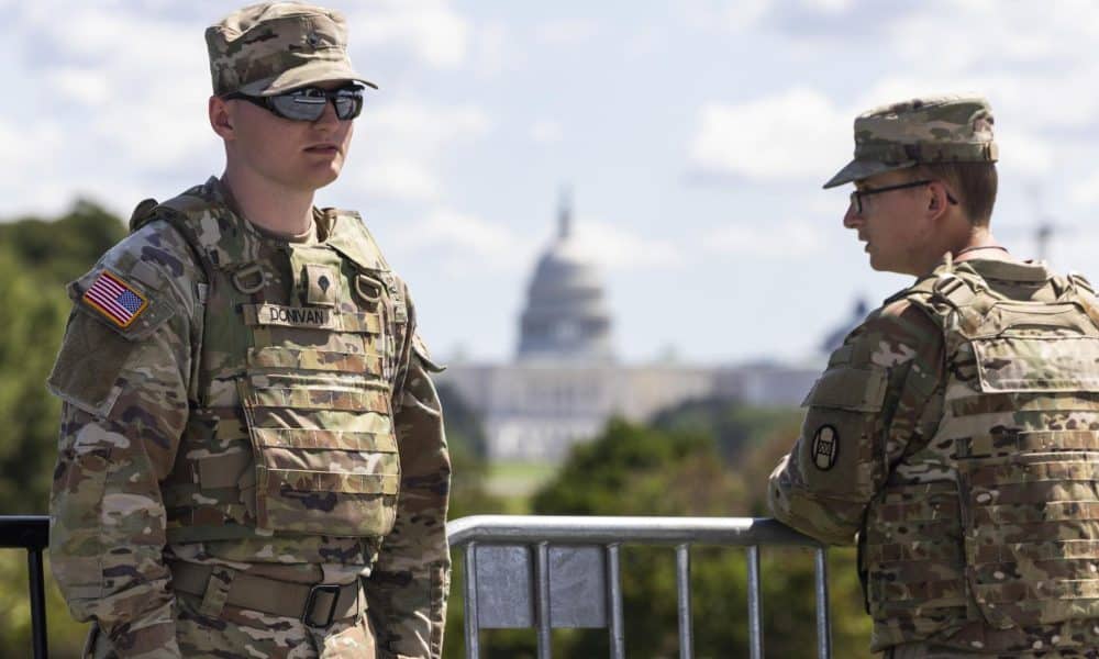 Foto de archivo del Capitolio de Estados Unidos que se alza detrás de miembros de la Guardia Nacional de Virginia Occidental, el 26 de agosto de 2025, en Washington D.C. EFE/JIM LO SCALZO