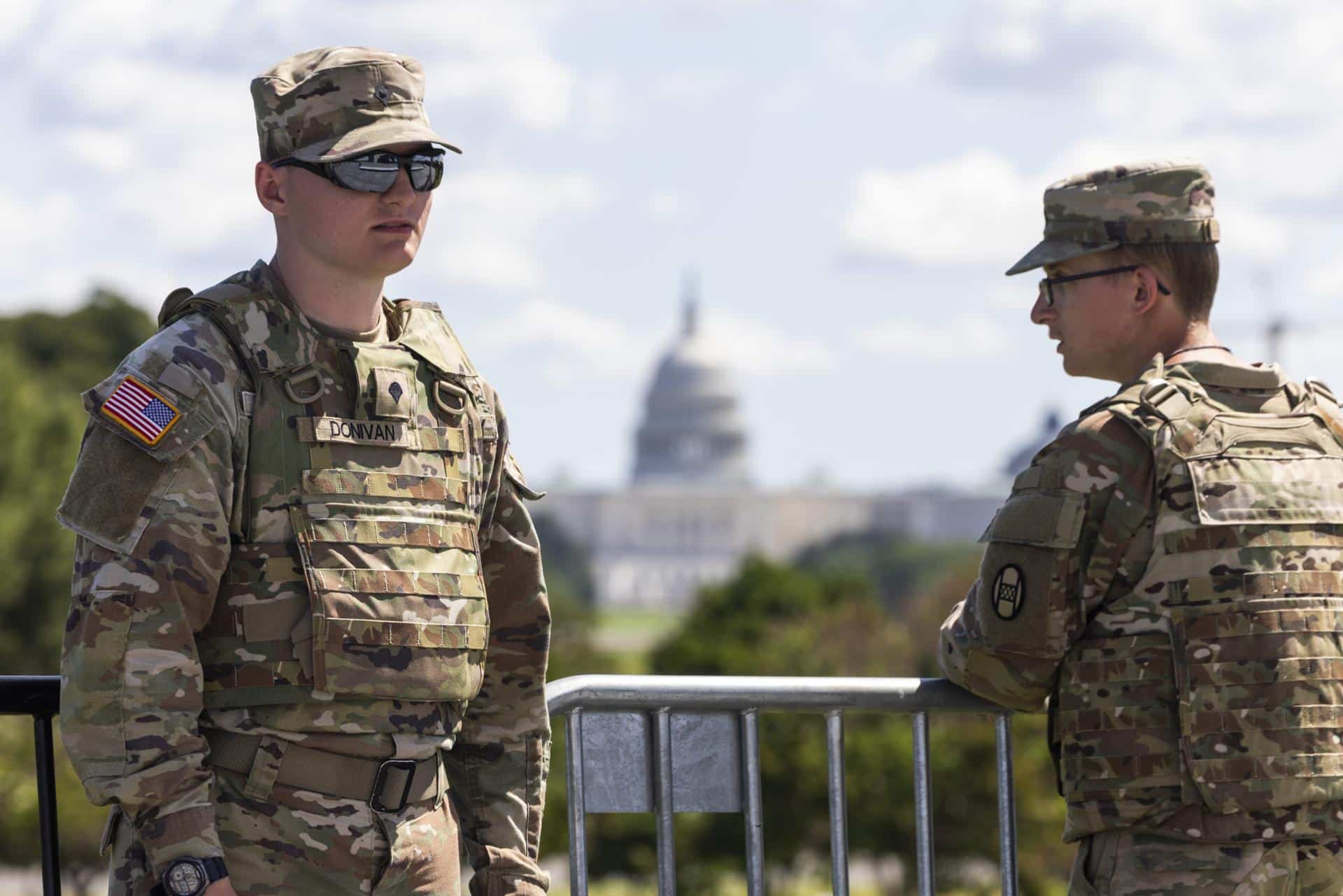 Foto de archivo del Capitolio de Estados Unidos que se alza detrás de miembros de la Guardia Nacional de Virginia Occidental, el 26 de agosto de 2025, en Washington D.C. EFE/JIM LO SCALZO
