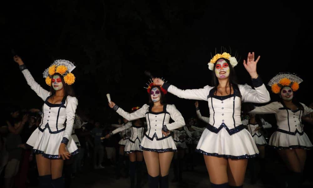 Mujeres disfrazadas participan en un desfile con motivo del Día de Muertos este domingo, en San Salvador (El Salvador). EFE/ Rodrigo Sura