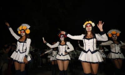 Mujeres disfrazadas participan en un desfile con motivo del Día de Muertos este domingo, en San Salvador (El Salvador). EFE/ Rodrigo Sura