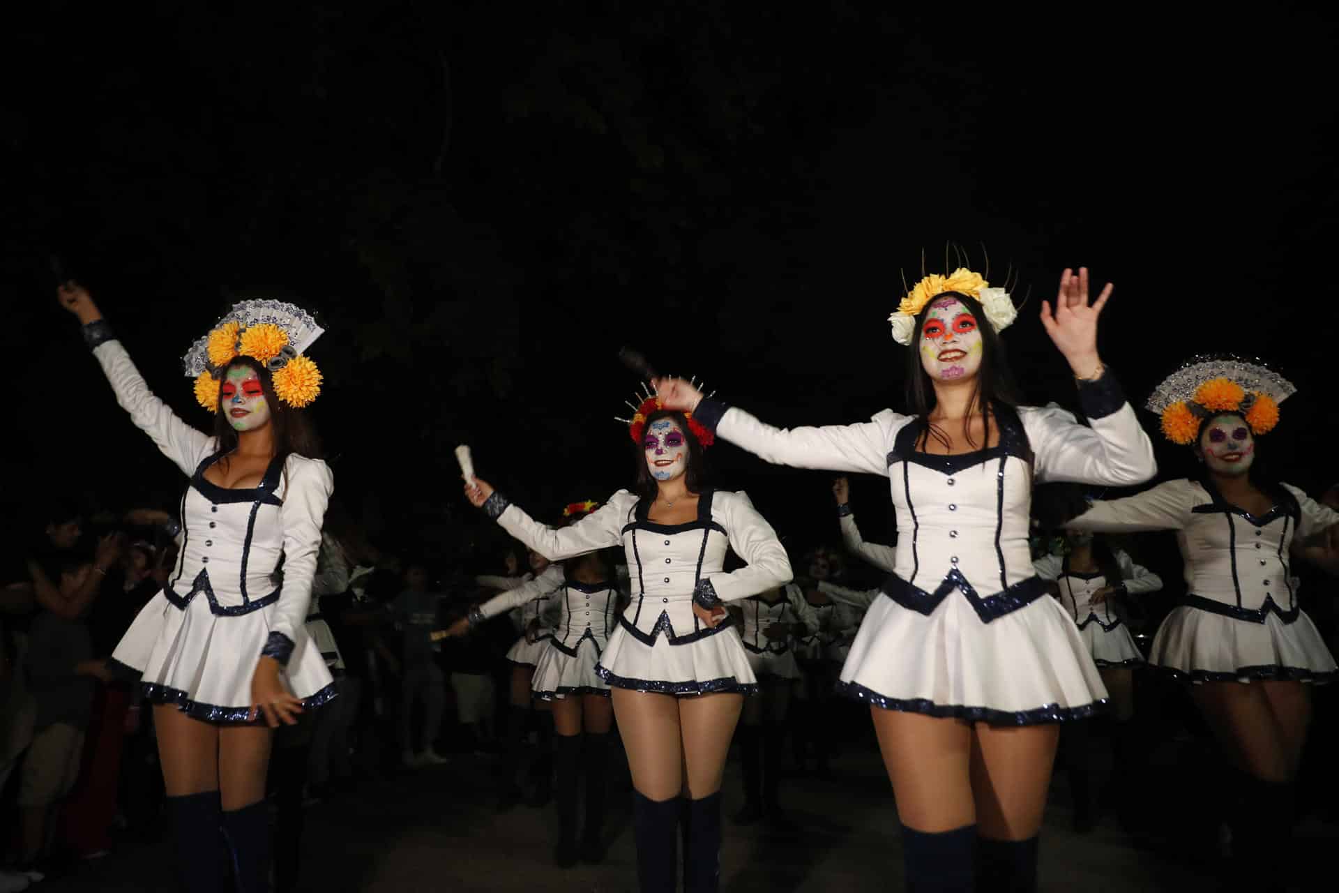 Mujeres disfrazadas participan en un desfile con motivo del Día de Muertos este domingo, en San Salvador (El Salvador). EFE/ Rodrigo Sura