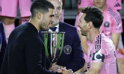 El tenista español Carlos Alcaraz (i) saluda este sábado al futbolista argentino Lionel Messi antes de entregar al capitán del Inter Miami la copa de campeón de la Conferencia Este de la MLS conquistada por el equipo violeta tras golear por 5-1 al New York Cityen el Chase Stadium de Fort Lauderdale (Florida). EFE/EPA/Cristobal Herrera Ulashkevich