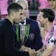 El tenista español Carlos Alcaraz (i) saluda este sábado al futbolista argentino Lionel Messi antes de entregar al capitán del Inter Miami la copa de campeón de la Conferencia Este de la MLS conquistada por el equipo violeta tras golear por 5-1 al New York Cityen el Chase Stadium de Fort Lauderdale (Florida). EFE/EPA/Cristobal Herrera Ulashkevich